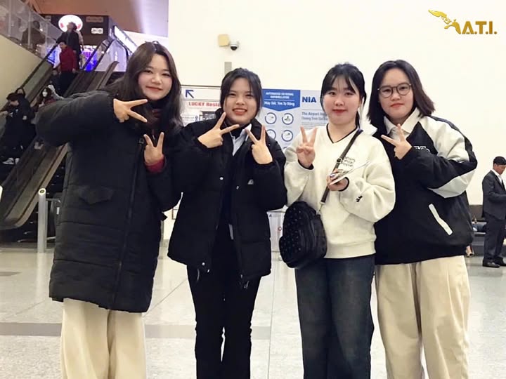 Hình ảnh các bạn sinh viên trường Đại học Phương Đông tại sân bay